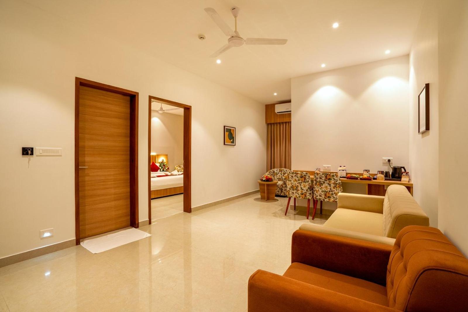 Hotel Grand Avenue Pambadi Dış mekan fotoğraf