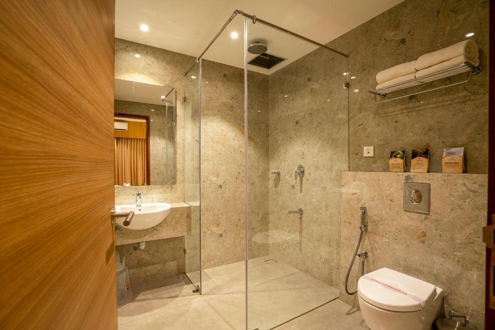 Hotel Grand Avenue Pambadi Dış mekan fotoğraf