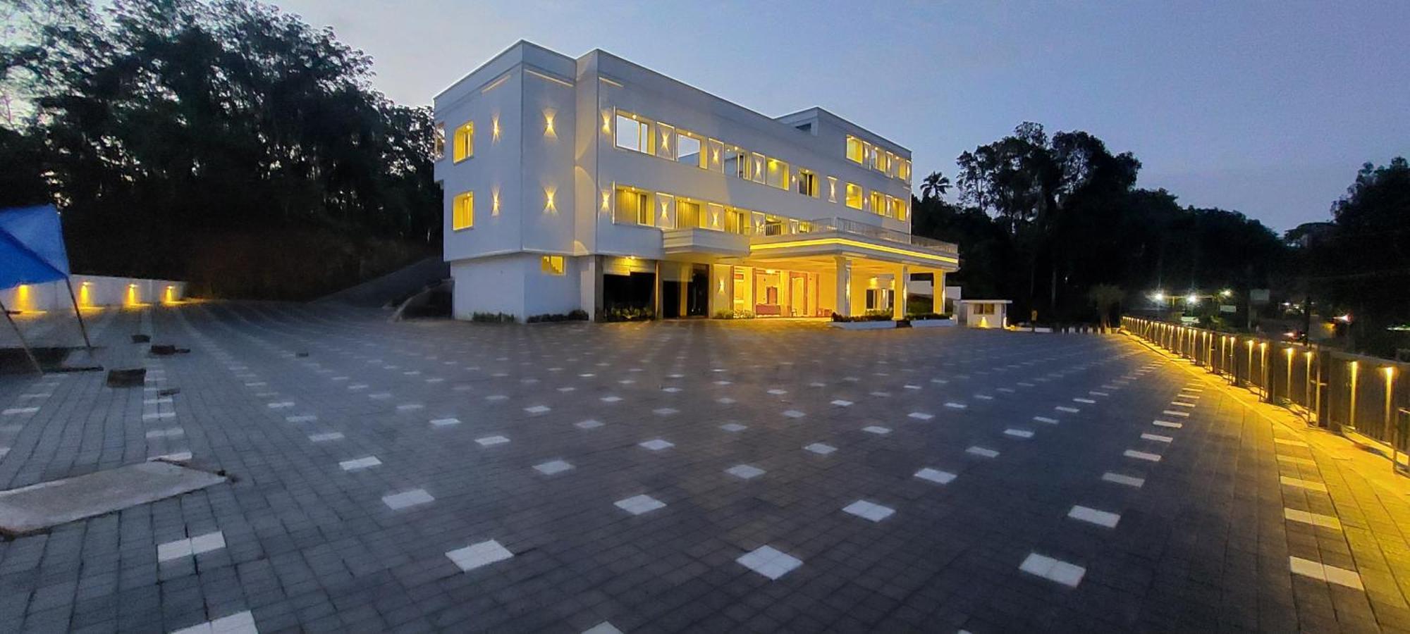 Hotel Grand Avenue Pambadi Dış mekan fotoğraf